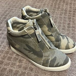 Maurice’s camo wedges
